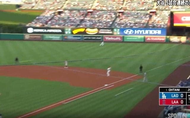 バケモノかよ！大谷翔平、片手スイングで“まさかの光景”「スゴい音だな」弾丸ライナーがライト線を“爆速通過”「誤審に負けない」