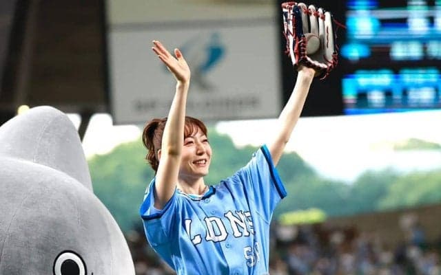 大暴投に赤面も…「まじエンジェル」　人気美女の“アチャー”に興奮「相変わらずお美しい」