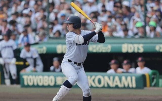 横浜のエース左腕が2試合連続ヒット！中学時代のチームメイトが本塁打も｢シャープな打撃｣で鮮やかセンター返し【25夏甲子園】