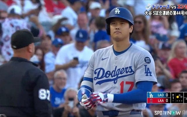 大谷翔平、エ軍元同僚に抱きついた！？ “じゃれ合う”光景に「塁上でネトくんと」ネット沸騰