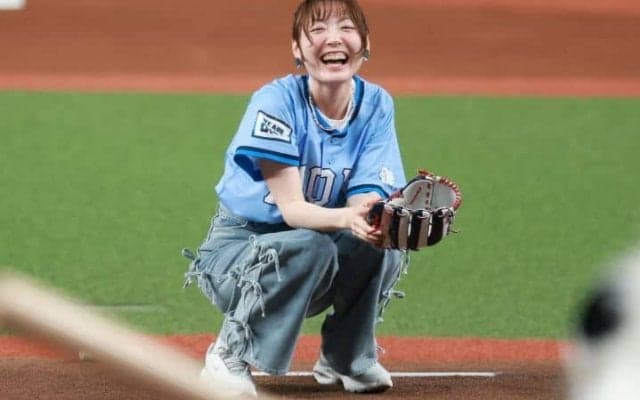 「ほんわか雰囲気に癒された！」人気美人声優が豪快足上げセレモニアルピッチ　大暴投→マウンドでしゃがみ込む姿に「萌え」