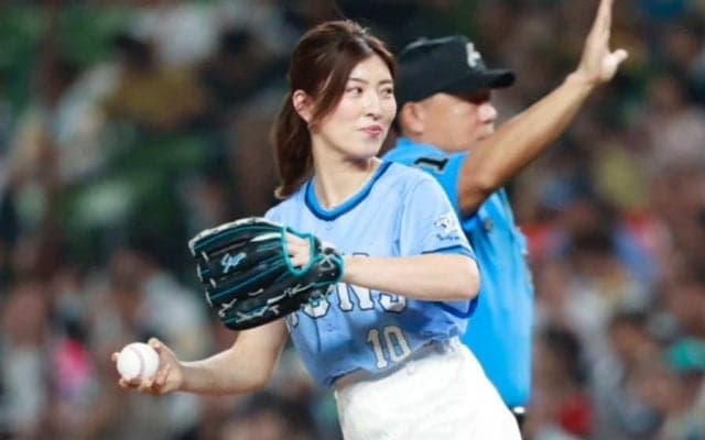 白ミニスカで大胆足上げ「可愛いすぎる」　限定ユニで登場の美女アスリートが「女優みたい」