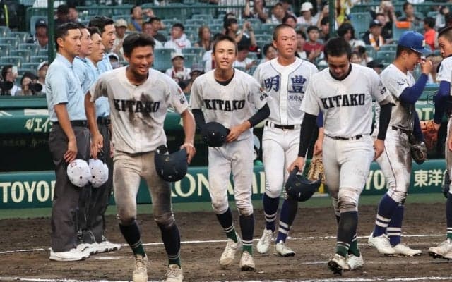 佐賀北・右腕エース稲富が「笑っていこう」と145球奮闘も思い届かず…「がばい旋風」ならずもファンからは温かい拍手【25年夏甲子園】