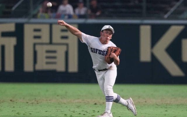 生まれつき左手の指がない県岐阜商・横山が好返球！素早いグラブの握り替え披露もアウトにできず｢少し抜けてしまった｣【25年夏甲子園】