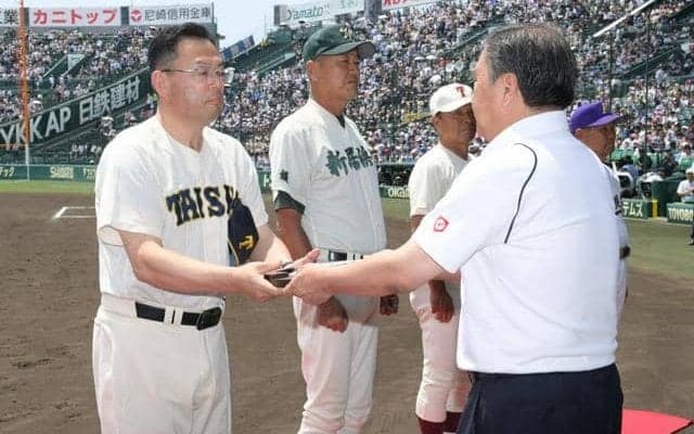 大社のユニホームで40年ぶりに甲子園の土　育成功労賞の板垣さん