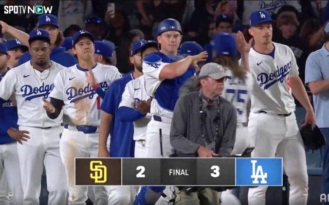 大谷翔平が「真っ先にテオスカーを称える」一幕に反響 「やっぱり聖人」「大谷さんも心なしか嬉しそう」グータッチで笑顔戻る