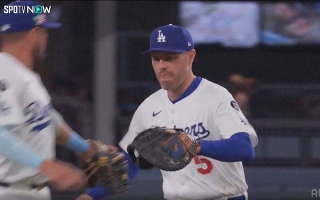 フリーマンが横っ飛び！ “魅せた”円熟の投内連携…首位攻防で光った「好守」、カーショーも“粋な合図”で称賛