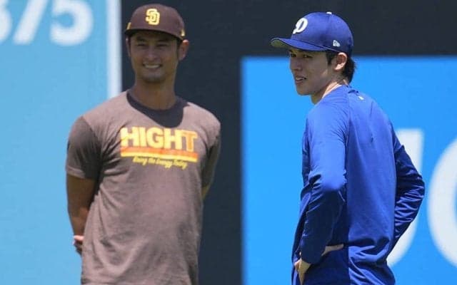 佐々木朗希がダルビッシュと談笑　3A登板終え本拠地へ…日本人コンビが再会、外野で18分間