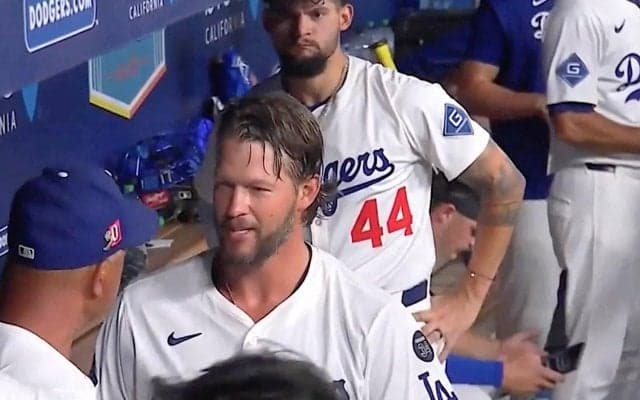 カーショーは「18年間ドジャースに全てを捧げてきた」 指揮官と笑顔で抱擁…粋な2ショット添え米記者が称賛