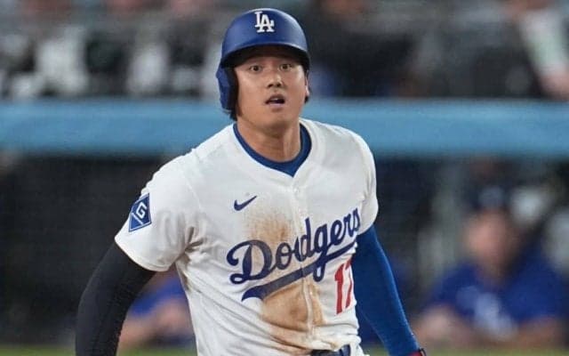 大谷翔平に「なにしとん」　敵軍野手がまさかの“強奪未遂”…SNS爆笑「仲良すぎ」