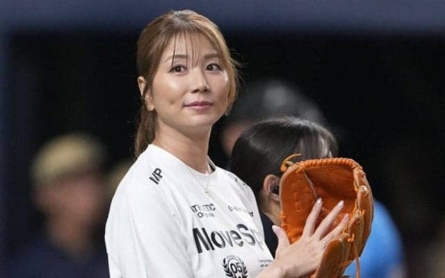 170cm長身美女が豪快投球「変わらず綺麗」　ワンバンで照れ笑い…元日本代表の始球式に虜
