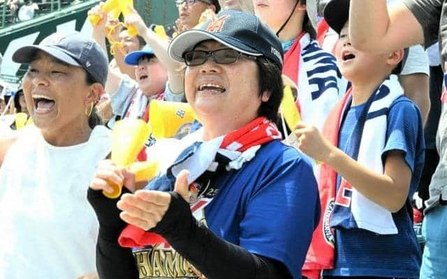 横浜・村田監督の両親も甲子園で応援　「孫みたい」な選手の勝利喜ぶ