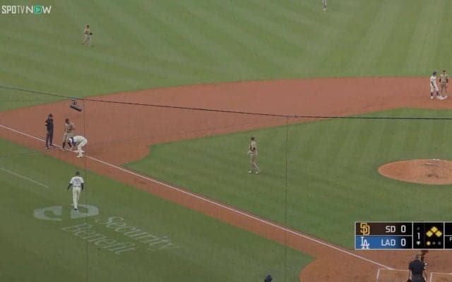 大谷翔平、突然の“緊急停止”→まさかのリアクションが話題…コーチの“全力ストップ”に反応「いくらなんでも難しかったか」