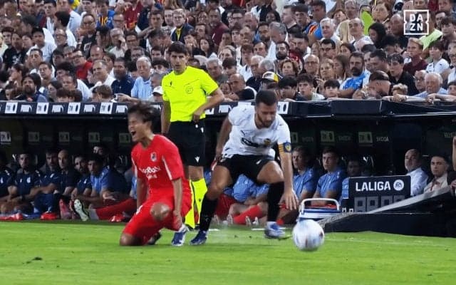 削りすぎだろ！ 久保建英が“後方から危険タックル”被害…「次やったらレッドカード」「マジで危ない」相手DFはイエローカードに不満顔