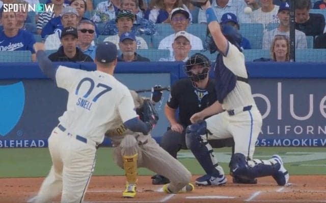 やめてくれよ？ すっぽ抜けた危険球が頭上を“高速通過”「怖いわ」相手打者が転倒…ド軍左腕がとんでもないボール「不穏な空気だなw」