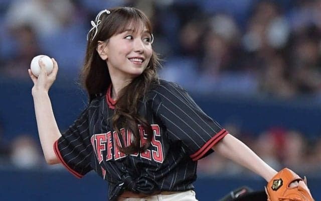 37歳歌姫が「相変わらずかわいすぎる」　大暴投で照れ笑いも「いつもと雰囲気違う」