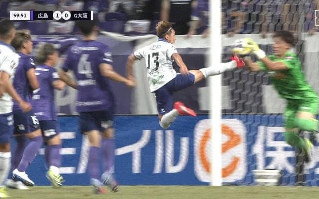 「またレッドかよ」G大阪MF、危険な“ライダーキック”で一発退場「非常にリスキー」「やっと精算したのに」2試合連続の退場処分にファンは厳しい声