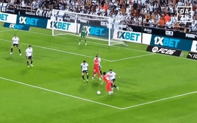 無双！ 久保建英のライン際切り返し→強靭ボールキープが「鬼だな」「まじで上手すぎる」敵守備陣を翻弄した一部始終