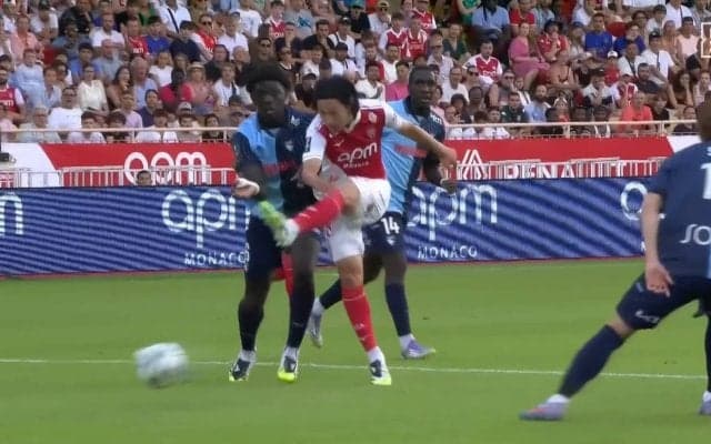 南野拓実“今季初シュート”に拍手喝采！「流石過ぎる」DF4人を出し抜く“キングターン”炸裂の瞬間