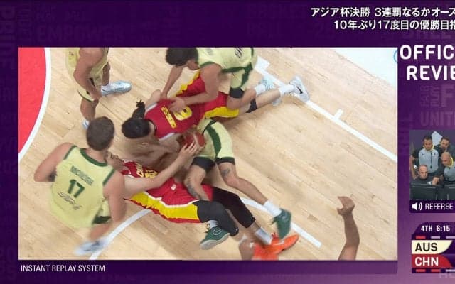 「血の気が多い…」バスケ中国代表の“過剰なラフプレー”にファン衝撃！「ラグビーかよ」「良い試合に水を差すな」審判無視で敵に馬乗り→豪州HCが乱入で騒然