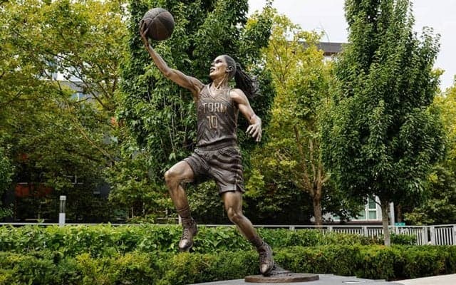 WNBA史上初…“レジェンド”スー・バードの銅像が本拠地に誕生