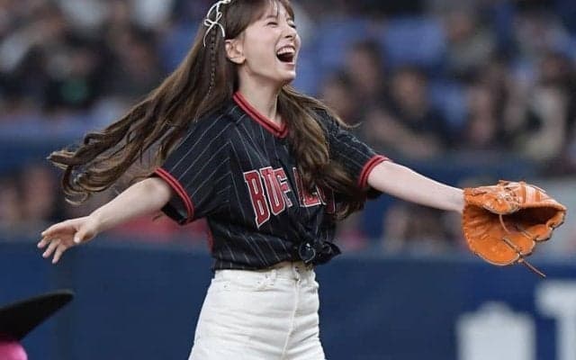 「可愛い過ぎるよぉ〜」京セラに降臨の歌姫がマウンドで“クルリ”して笑顔「素晴らしい歌声に圧倒されました」