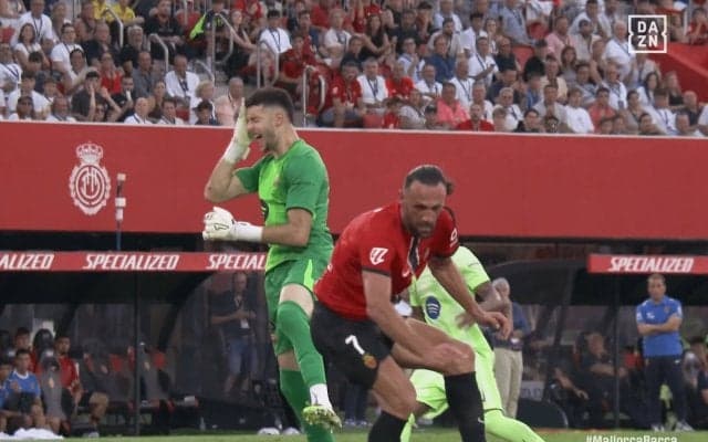 「がっつり蹴り入れてる」“衝撃ハイキック”で浅野拓磨チームメイトにレッドカード！「あの高さまで上げるのやばすぎ」バルサGKの首＆顔に直撃