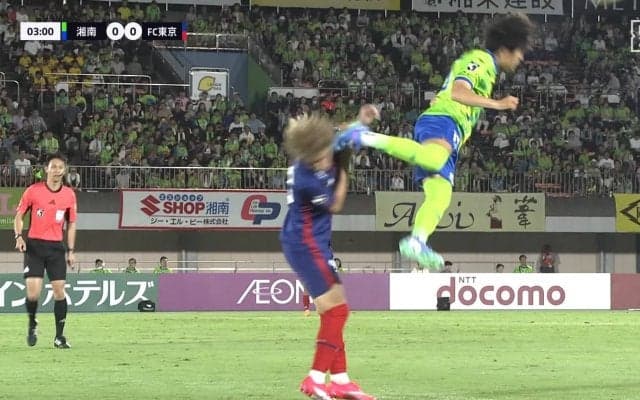 「レッドじゃない？」後ろ足飛び蹴り→顔面直撃の危険プレーにファン騒然「プロレス以外で初めて見た」「どんな足の出し方だよ」