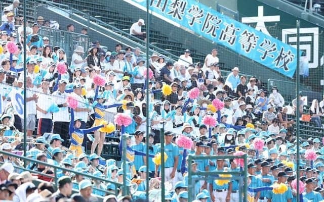 “和装”女子応援団が「かっこいい！」　甲子園彩る鮮やか色合いに注目「信玄餅の柄？」