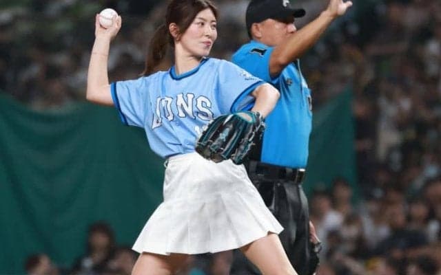 “ゴルフ界の北川景子”が「すごいすごいすごーいっ」白ミニスカ&ポニテ姿で野球ファンも魅了「チアにスカウトされそう」