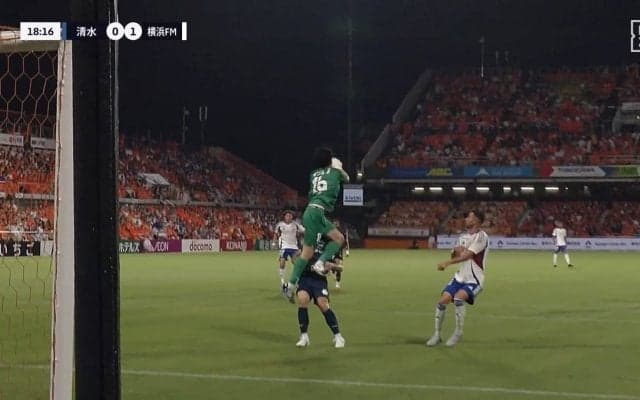 「大丈夫か？」「結構やばい倒れ方」味方同士が危険な衝突→大転倒でスタジアム騒然「ケガだけはやめてくれ」