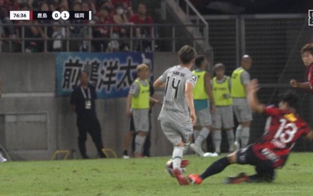 「ガッツリ削ってるやん」元チームメイトの容赦ない足裏スライで転倒→スタジアム騒然も「ギリギリ」「うまく避けてたな」大事に至らずファン安堵