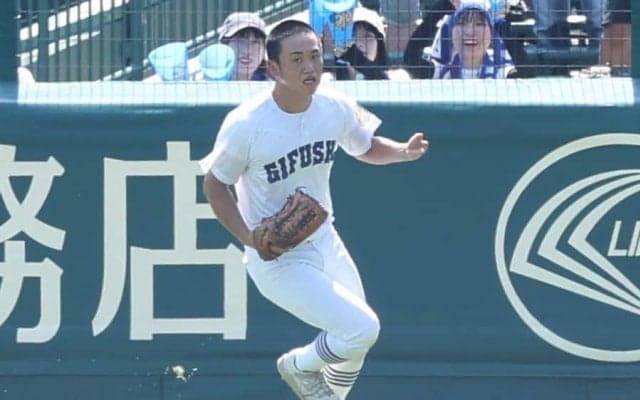 県岐阜商・横山の好捕に甲子園喝采　右手を伸ばし窮地救う→グラブ持ち替えハイタッチ