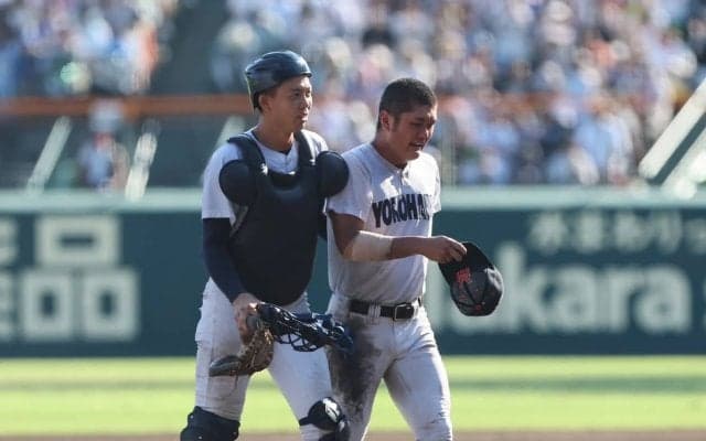 横浜がサヨナラ負けで4強逃す、主将の阿部葉太はスタンドの前で崩れ落ち号泣｢相手よりも力がなかった｣【25年夏甲子園】