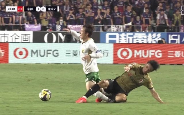 「完全に赤相当だな」背後からの“蟹ばさみタックル”に転倒悶絶！元チームメイトの危険スライディングにファンは「古巣相手にとんでもない」