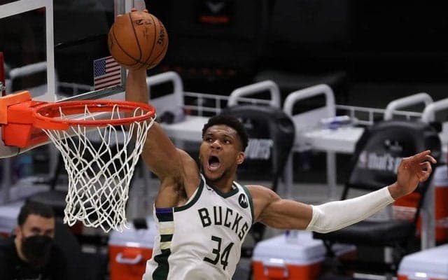 ニックス公式の“思い出写真”募集にまさかの展開…バックスとサンズが“黒歴史ショット”を投稿