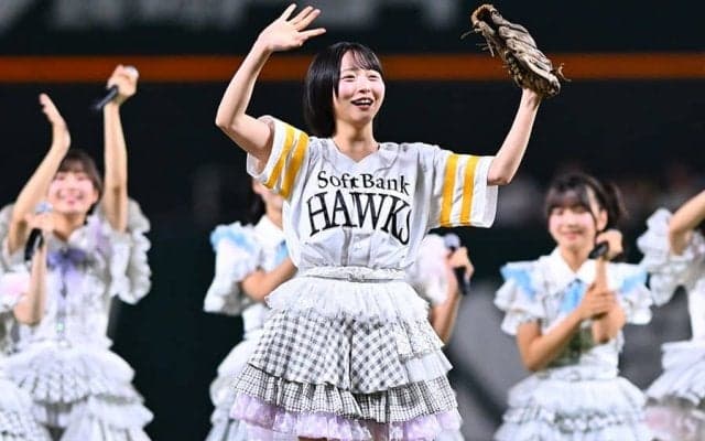 鷹ファンの24歳アイドルがミニスカで登場　ノーバウンド投球に球場は拍手喝采