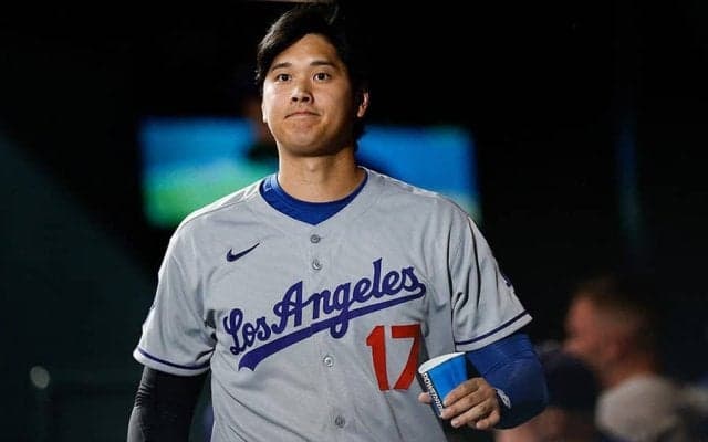 大谷翔平の「この姿を見れるのが幸せ」　勝利直後の“ルーティン”…カーショーと「仲良く」