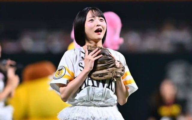 “ミニスカ”アイドルの始球式が「かわいい」　ノーバウンド投球…ファンも興奮「勝利の女神だ!!」