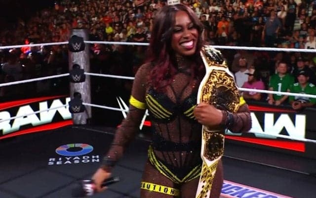 「すごい格好だな」女性ファン、衝撃の全身コスプレが話題 妊娠・産休の悪女レスラーの“名スピーチ”での一コマ