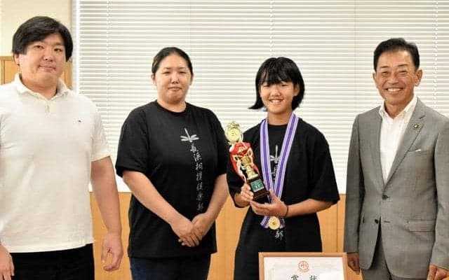 女子相撲全国大会「つり出し」で優勝　小6の内田さん、技を多彩に