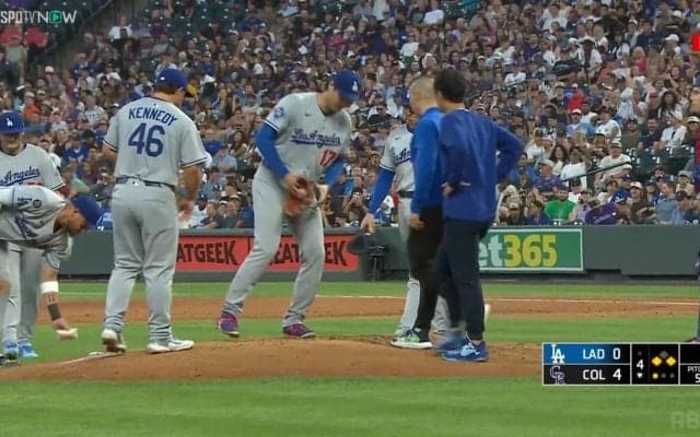 大谷翔平に打球直撃のアクシデント！ロバーツ監督飛び出し対応…誰もが“ヒヤリ”肝を冷やした一部始終