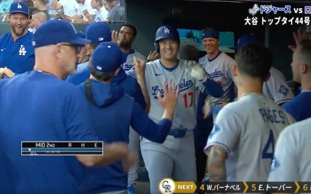 何者なんだよ…！ 大谷翔平に同僚が“ドン引き”「すごい表情」「放心状態w」変態弾直後のベンチでのリアクションが話題に「やっぱ本物は違うな！」