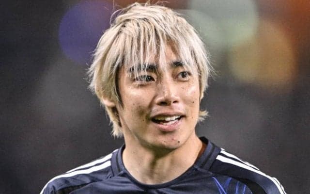 日本代表MF伊東純也のスタイリッシュな“濃紺×白コーデ”移動着姿が｢すごいオシャレ｣と話題！｢かっこよくて眠れない｣｢靴もカッコよ　新鮮｣の声