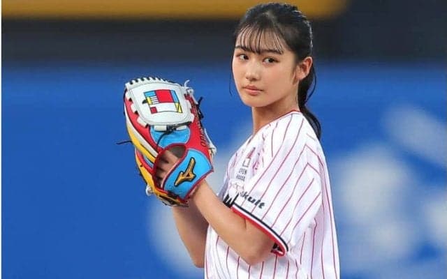 「14歳って、マジか…」神宮に降り立った＂勝利の女神＂に話題沸騰　村上、山田のアベックアーチで快勝「透明感、半端ない」