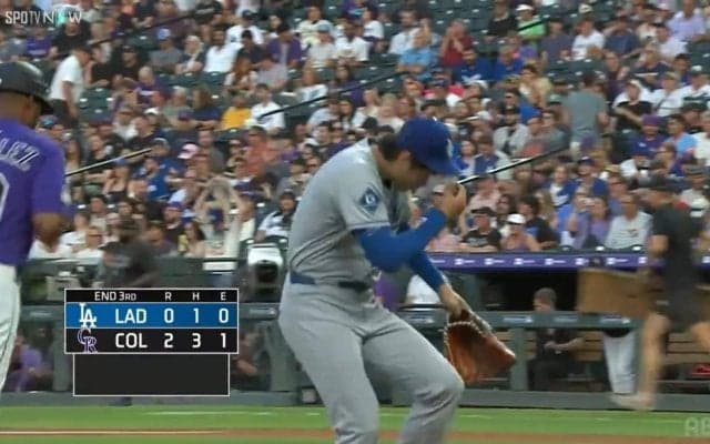 アクシデント告げる“虫の知らせ”だった？大谷翔平の顔付近にブ～ン 虫襲来にビクッ！