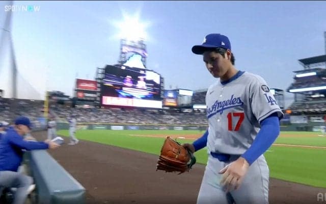 大谷翔平、無念の降板で異例の“仕草” ベンチに戻った瞬間、珍しくグラブを振り上げ悔しさ押し殺す