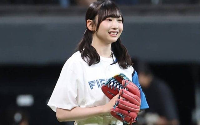 青ミニスカで豪快投球…ノーバウンドでキュートな笑顔　超人気アイドルが北の大地に降臨