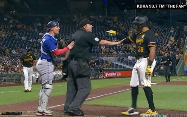 あわや乱闘！問題児が“まさかの行動”「煽りすぎ」「面倒くせえw」捕手の前で“バット投げ”→一触即発の事態に「乱闘しに球場に来る男」