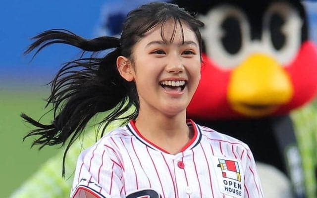 「めちゃめちゃ可愛い子が始球式に」　神宮降臨のモデルにSNS注目「え、この子14歳なの？」